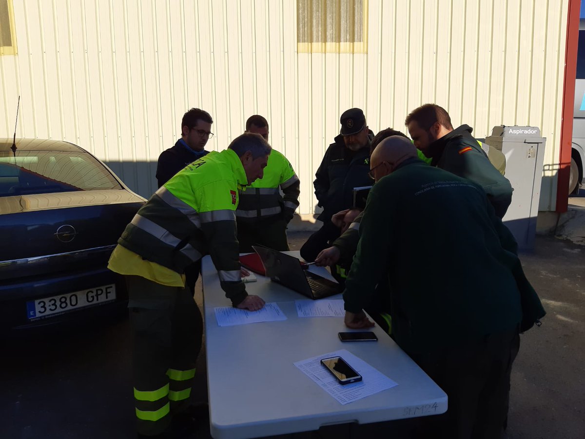 Plan_INFOCA's tweet photo. Buenos días. Continuamos colaborando junto a @112Lorca y @guardiacivil en el operativo de búsqueda del cazador desaparecido en #VélezRubio, #Almería. Hoy, nuevamente en zonas de la Sierra de Oria, con 19 #BomberosForestales, 1 encargado de logística y 1 #TOP. #ServicioPúblico https://t.co/RiydVtuaZX