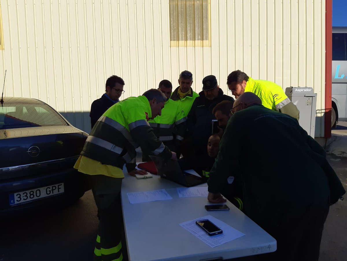 Plan_INFOCA's tweet photo. Buenos días. Continuamos colaborando junto a @112Lorca y @guardiacivil en el operativo de búsqueda del cazador desaparecido en #VélezRubio, #Almería. Hoy, nuevamente en zonas de la Sierra de Oria, con 19 #BomberosForestales, 1 encargado de logística y 1 #TOP. #ServicioPúblico https://t.co/RiydVtuaZX
