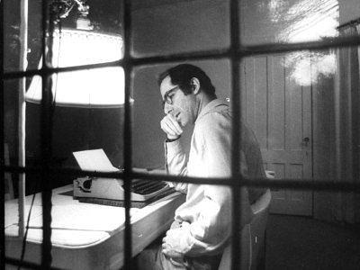 FrancescaSbard1's tweet photo. “Quando sei stato sedotto da qualcosa, è bello non pensarci troppo e cullarsi nel piacere della seduzione.”
(Philip Roth)
.
 #10gennaio #venerdi #letture #citazioni   #leggere #passioni #Libri #books https://t.co/FKWqXvIbzO