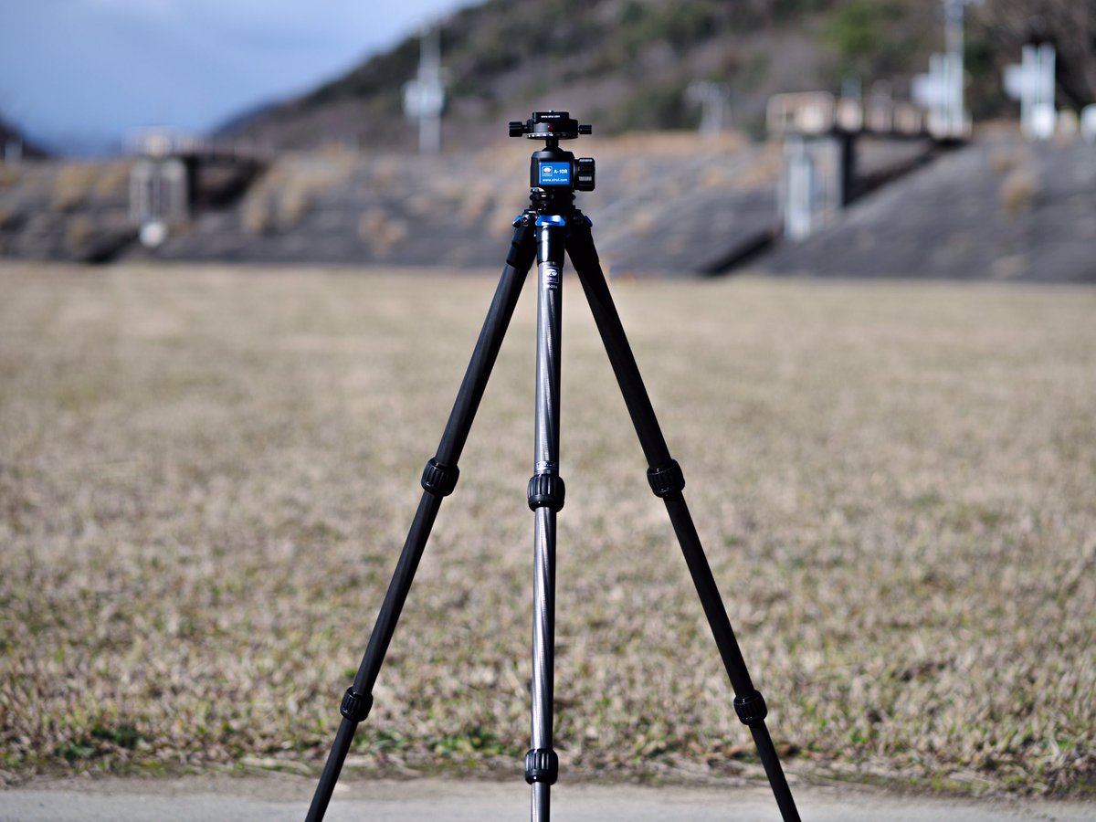 Fmi_ta's tweet photo. SIRUI TM-254＋A-10R（カーボン)

中華メーカー三脚だけど素晴らしいビルドクオリティ

#SIRUI  #tm254 ＃三脚ポトレ https://t.co/SE7Y5K9v7t