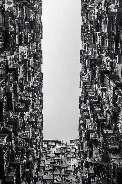 Çağdaş şehirler, yersiz yurtsuz insanların sığınaklarıdır; başka bir deyişle kapitalizm için ter döken işçi kamplarıdır...

İhsan Fazlıoğlu