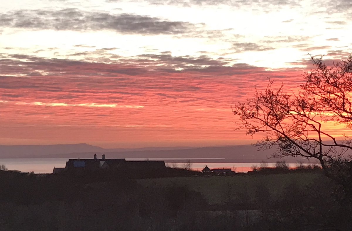 mariemccolgan's tweet photo. Stunning Red sky this morning reflecting in #LoughFoyle #sunrise #skydrama #weliveinabeautifulplace #morningview #iskaheen #Inishowen #Donegal https://t.co/BTRQfLjhbu