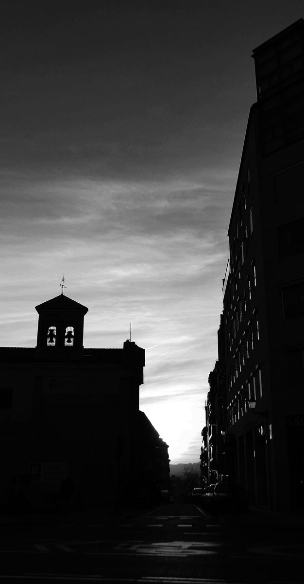 Atardeceres en blanco y negro. 
#Atardeceres 
#Madrid 🇪🇸 
#blackandwhitephotography 
#bnwphotography 
#loves_united_bnw
#bnw_madrid 
#bnwlife 
#bnw