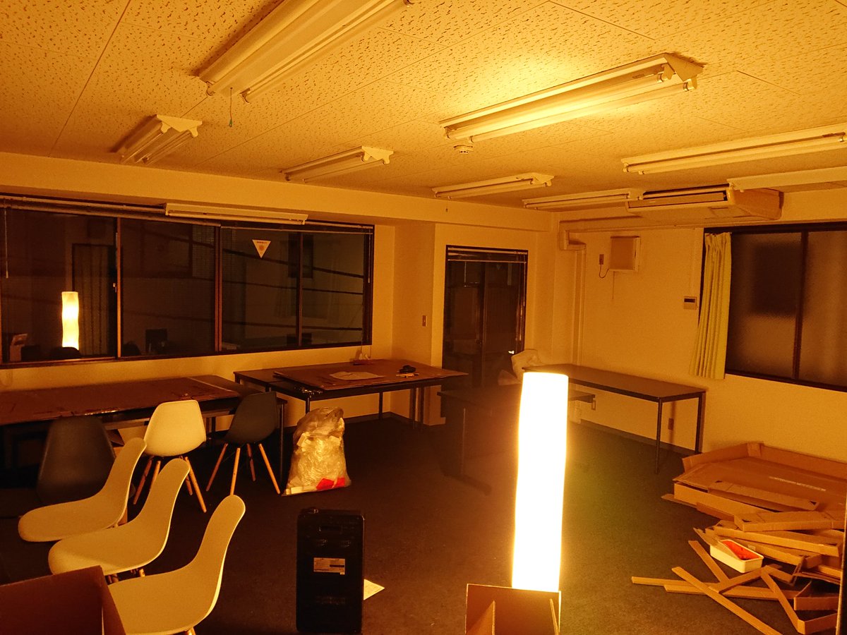 Kazuhisa Shoushin 合併症治療中 陽が落ちたので今日はここまで ぷひー とっちらかるゴミ セミナー設備 洗浄場所の養生 展示用スペースなどはまだまだかかりそうだわー まず通電とuvフィルムはらないとレジンがかたまるぅー あ 電灯も