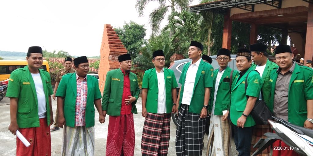 Pembukaan Dirosah Ula Rijalul Ansor Cirebon, dibuka langsung ketua RA Pusat Gus Mahfud Hamid Maron. Bersama <a href="/UjangBustomi/">Ust H Ujang Busthomi</a>