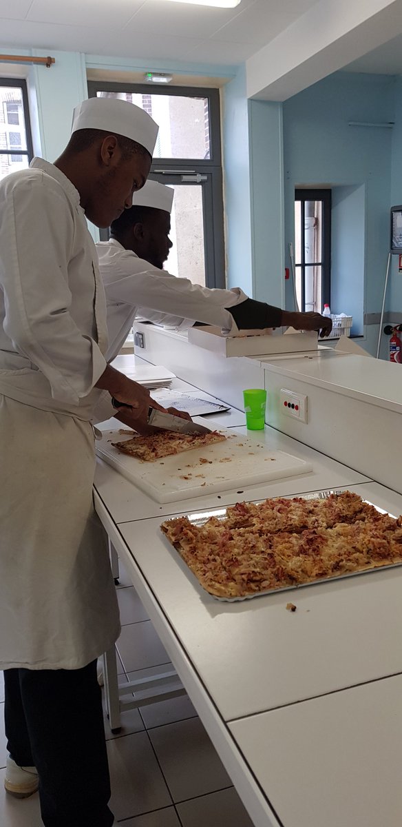 mfrcentreyonne's tweet photo. Préparation du cocktail pour les voeux du maire de Villevallier par nos #capAPR. 
#mfrbfc #apprentissage #restauration https://t.co/oN5snIzyrc