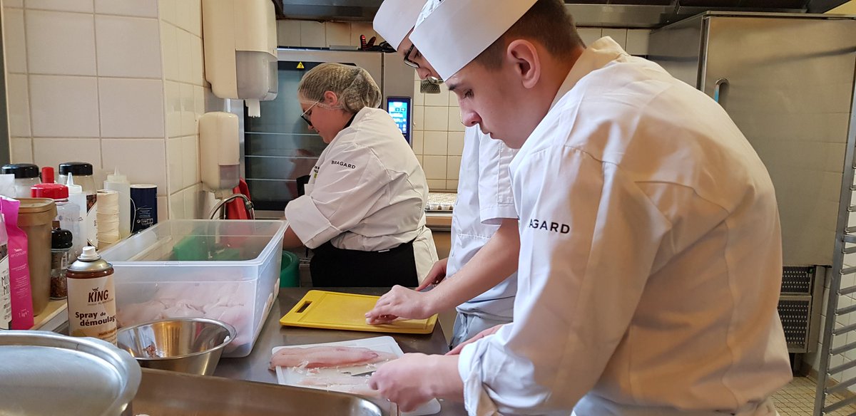 mfrcentreyonne's tweet photo. Préparation du cocktail pour les voeux du maire de Villevallier par nos #capAPR. 
#mfrbfc #apprentissage #restauration https://t.co/oN5snIzyrc