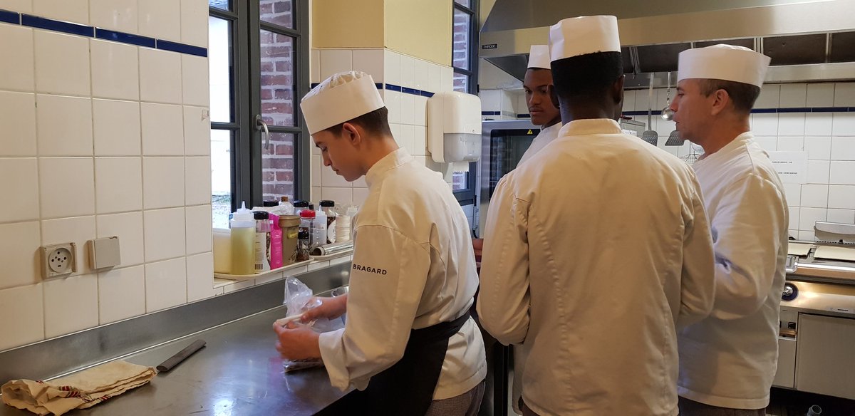 mfrcentreyonne's tweet photo. Préparation du cocktail pour les voeux du maire de Villevallier par nos #capAPR. 
#mfrbfc #apprentissage #restauration https://t.co/oN5snIzyrc