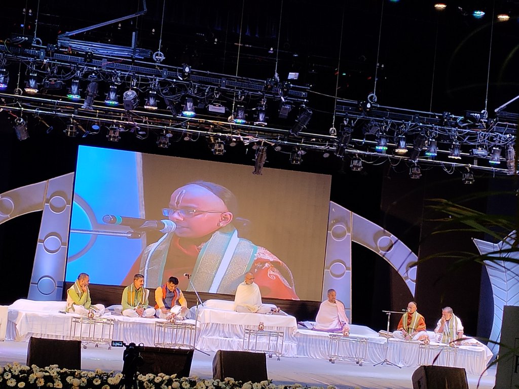 udayanah's tweet photo. Sri Yadupati, Varanasi performing Vakyartha in the Vakyartha Sadas, AIOC, Nagpur organised by @KalidasSanskrit @shrivarakhedi https://t.co/nFjcSqR4Kb