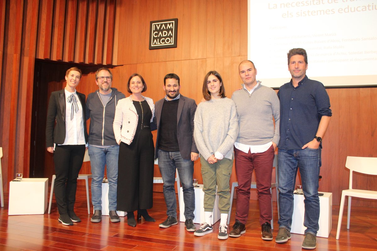 IESCotesBaixes's tweet photo. 📽Hui acaba el cicle de visionat del documental "Picades Contra el Vidre" del qual ja sabeu som els grans protagonistes.

Ahir, vam tindre la jornada més especial, una trobada en la qual va participar el conseller de @GVAeducacio, @VicentMarza a qui agraïm el seu suport. https://t.co/qwJJsJqV7Y