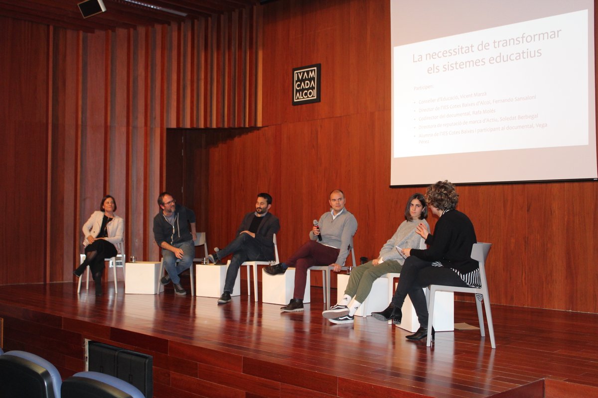 IESCotesBaixes's tweet photo. 📽Hui acaba el cicle de visionat del documental "Picades Contra el Vidre" del qual ja sabeu som els grans protagonistes.

Ahir, vam tindre la jornada més especial, una trobada en la qual va participar el conseller de @GVAeducacio, @VicentMarza a qui agraïm el seu suport. https://t.co/qwJJsJqV7Y