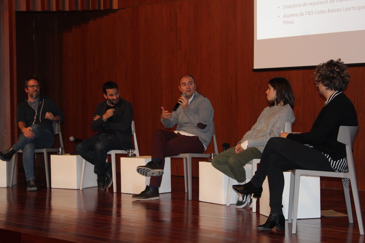 IESCotesBaixes's tweet photo. 📽Hui acaba el cicle de visionat del documental "Picades Contra el Vidre" del qual ja sabeu som els grans protagonistes.

Ahir, vam tindre la jornada més especial, una trobada en la qual va participar el conseller de @GVAeducacio, @VicentMarza a qui agraïm el seu suport. https://t.co/qwJJsJqV7Y