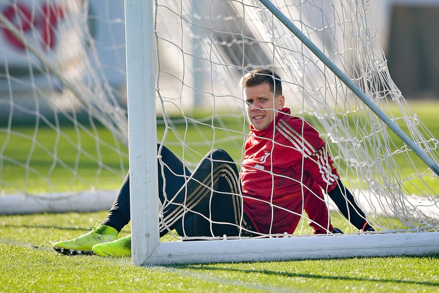 lnstantFoot's tweet photo. Wojciech Szczesny : "Quand j'étais à la Roma, Alisson, qui est à Liverpool, était mon remplaçant. Aujourd'hui, mon remplaçant à la Juventus est Buffon, l'un des meilleurs  de l'histoire. J'en conclus que je suis probablement le meilleur gardien au monde, et même de l'histoire." https://t.co/N7Z6Fa6nOV