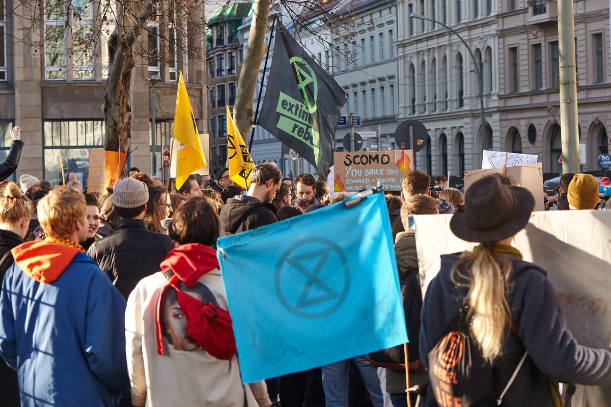 Während #FridaysForFuture deutschlandweit vor #Siemens Standorten Druck für #StopAdani macht folgen wir dem Aufruf von <a href="/XRebellionAus/">Extinction Rebellion Australia</a> &amp; demonstrieren gegen die fahrlässige Politik von <a href="/ScottMorrisonMP/">Not ScoMo</a> vor der Australischen Botschaft in #Berlin!
#AustralianBushfireDisaster #ActNow