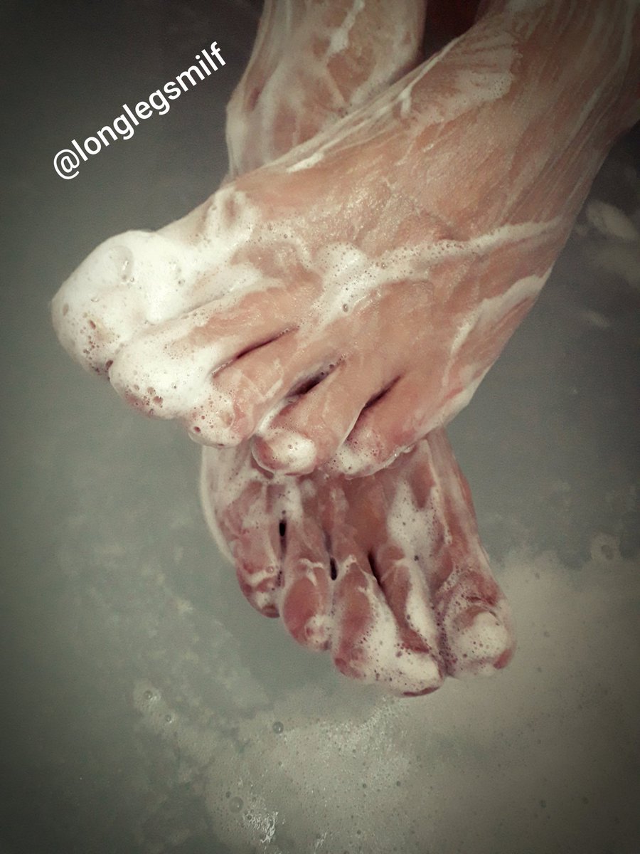 LonglegsMilf's tweet photo. Day 10 - Happy #FeetsFriday everybody, we have made it to the end of the week! #bodypositivity #body #feetpictures #feet #bathtime #milf #naked #submissive #bdsm #legs #toes #footfetısh #fetish #hotwife https://t.co/0E0jr38In3