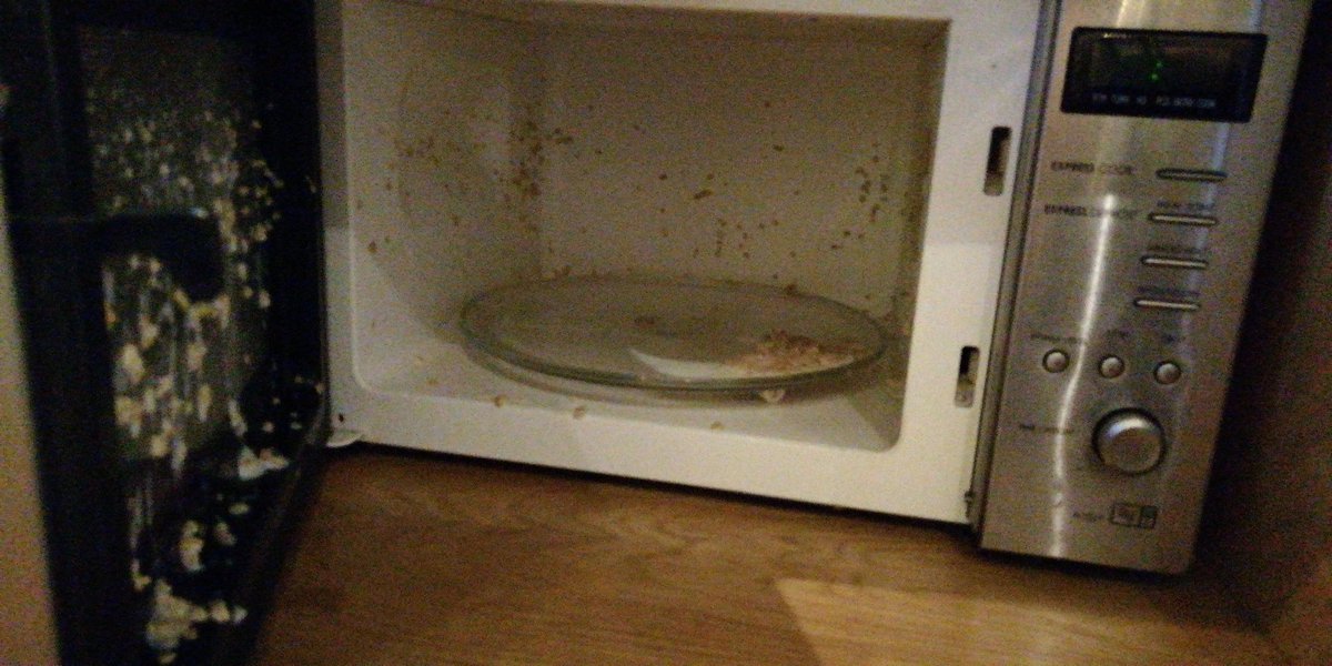 I try to eat a healthy bowl of #porridge with #freshfruit for breakfast and it tastes delicious too - but sometimes really.... #whentechfightsback 😢