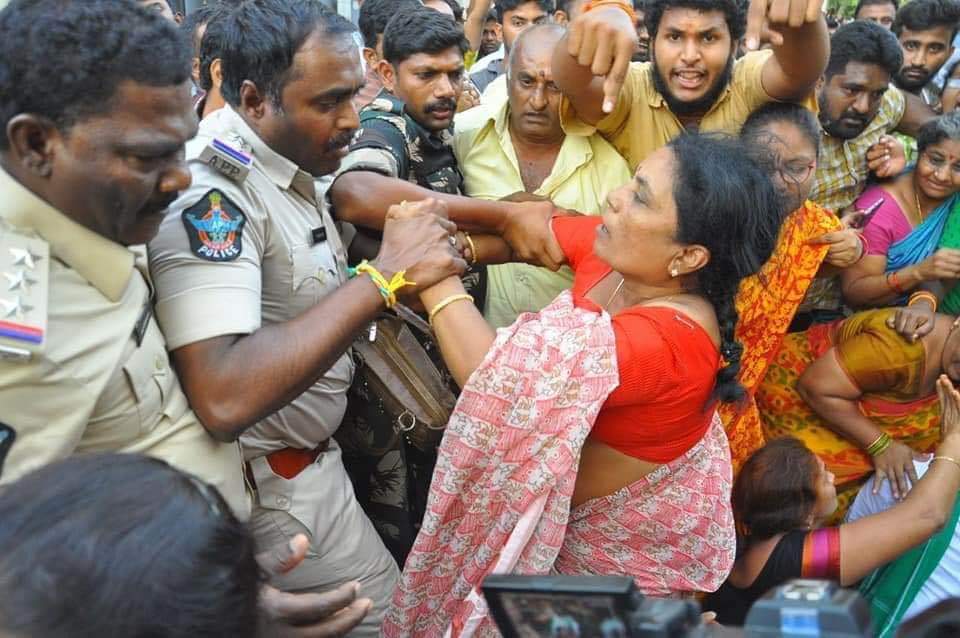askumar12's tweet photo. ఆడవారిని Touch చేసే Right మొగ Police లకు ఎవరిచ్చారు.? https://t.co/EM3LRwS7li