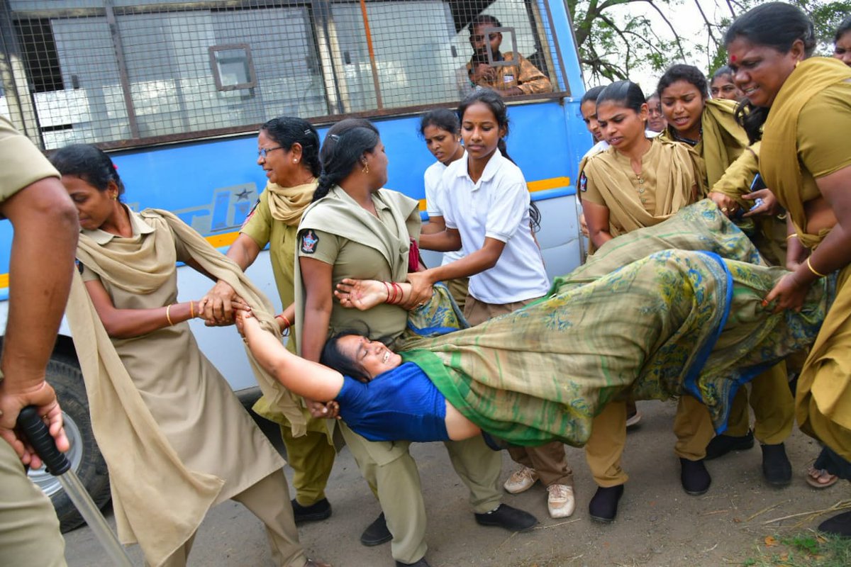 askumar12's tweet photo. ఆడవారిని Touch చేసే Right మొగ Police లకు ఎవరిచ్చారు.? https://t.co/EM3LRwS7li