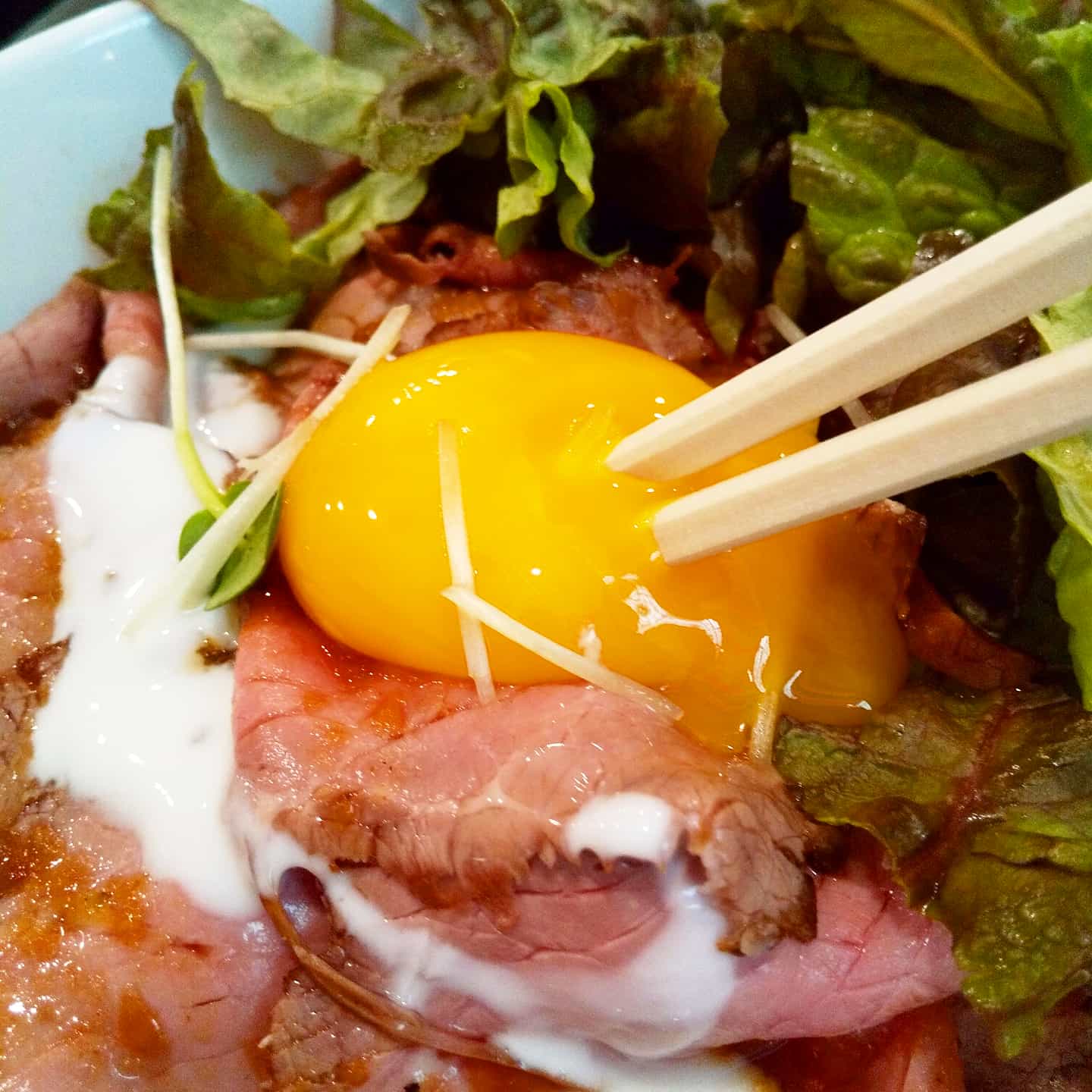 内藤 裕 Ar Twitter 姫路みゆき通りにある Beefplus ビーフプラス のローストビーフ丼 980円 税込 とろ り卵黄と甘めのタレがお肉との相性バッチリ 姫路ランチ 姫路駅前 ローストビーフ丼 ローストビーフ 肉 Japantrip Himejitrip Himejifood