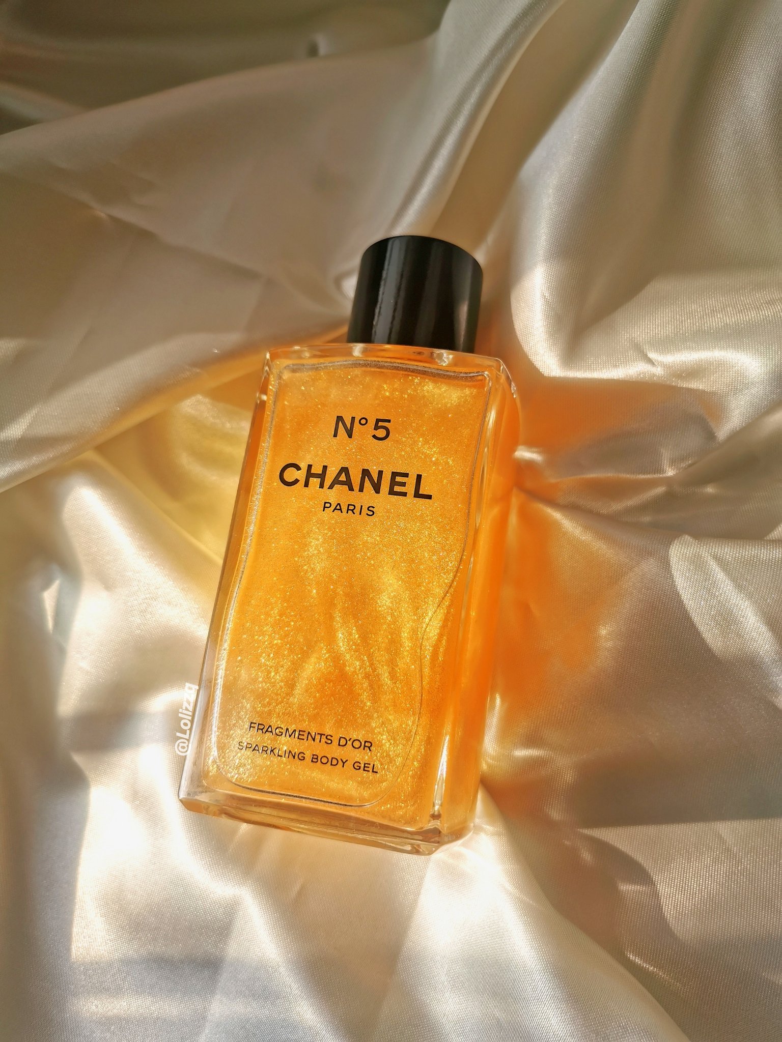 Lolizzq🥐 on X: CHANEL No. 5 Fragments D'Or Gold Fragments Body Gel✨  เป็นเจลน้ำหอม ความสีทองและกลิตเตอร์ลงตัวมากก กลิ่นเป็นกลิ่นของน้ำหอม n°5เลยนะหอมละมุนนุ่มๆฟุ้งมากตัวนี้  กลิ่นสว่่างแป้งๆดอกไม้มาหมดเราชอบมากๆ แล้วพอเป็นเจลก็ยิ่งชอบ รักกลิตเตอร์  รัก