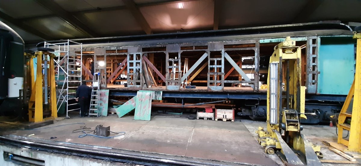 De trein wordt gestript van onderdelen om later weer opnieuw (met vernieuwd materiaal) in elkaar te zetten.

#hofpleintrein #lmc #trainlovers #processpics