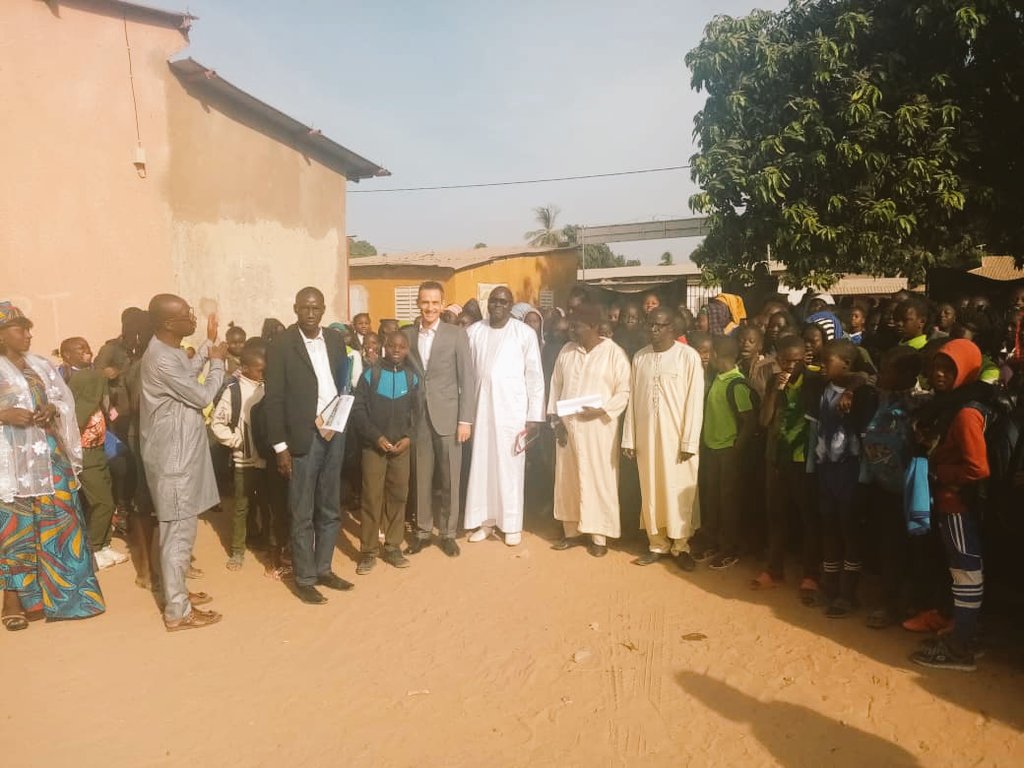 FranceoSenegal's tweet photo. 🏚🏠L' école élémentaire El Hadji Seydou Kane de #Ziguinchor a été entièrement rénovée, agrandie et équipée! 🧒🏾👩🏾👨🏾🎓👩🏾🎓 @AFD_France @RomainRegulaire #PAEBCA @francediplo @aideetaction #Casamance #éducation https://t.co/F3DpuxPYYc