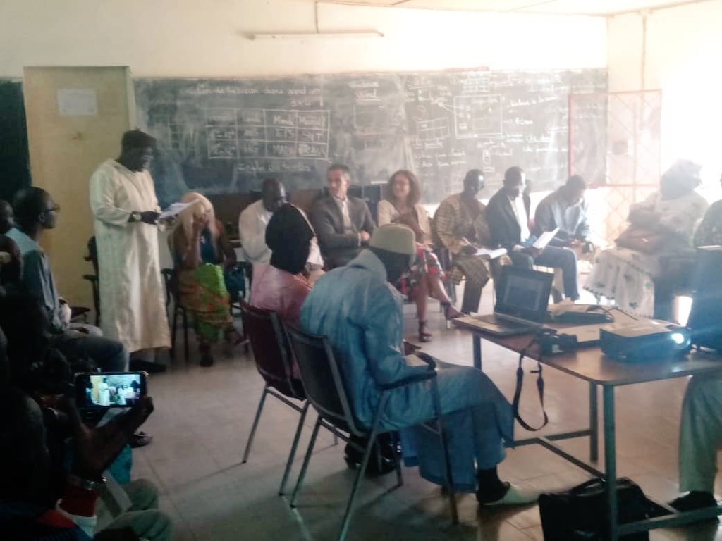 FranceoSenegal's tweet photo. Dans le cadre du projet d'amélioration de l'éducation de base en Casamance, les enseignants ont bénéficié d'un renforcement en français! 👨🏾🏫👩🏾🏫 @OIFfrancophonie @AFD_France #PAEBCA @aideetaction https://t.co/jMQWuebW3O