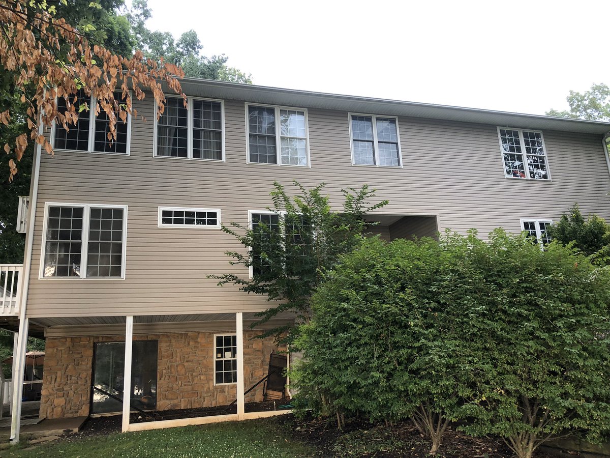 JohnnyFordReal1's tweet image. It’s time to think about your Smith Mountain Lake summer plans!! Please contact me with all of your long term, short term, or purchasing dreams for this summer! Please book now!  I can also assist you with boat and Sea Doo rentals. Please text 5409868308.