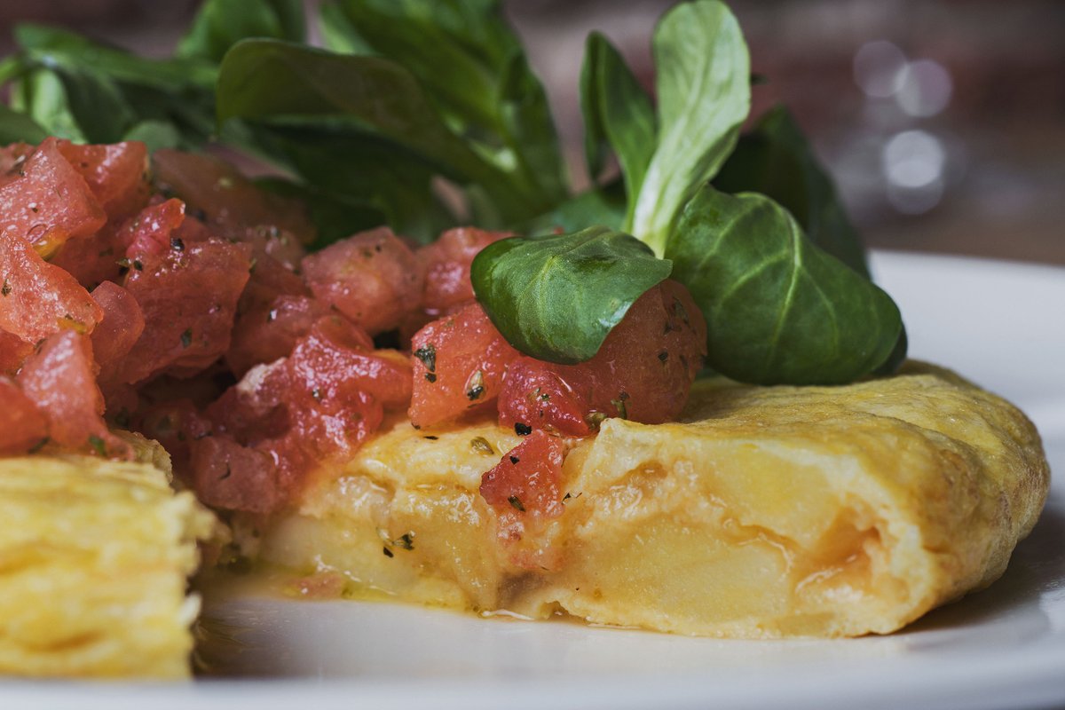 RestCondumios's tweet image. ¿Quién dice "NO" a nuestra tortilla de patatas? ¡Nos la comemos entera!😋 #Condumios