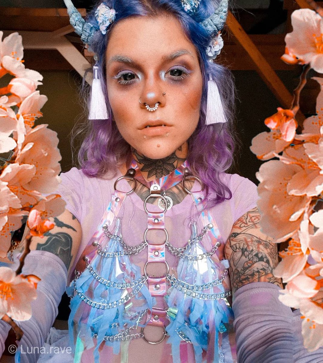 lunaxrave's tweet photo. Bald ist die 'Let your Geek Out!' und ich bin wieder mega aufgeregt und hyped 🥰. Ab nächste Woche geht's an das neue Gruppen-Cosplay 😊. Mein letztes Kostüm hat mir auch sehr gefallen 💜. #letyourgeekout #lygo #cosplay https://t.co/v0fsqR3KIq