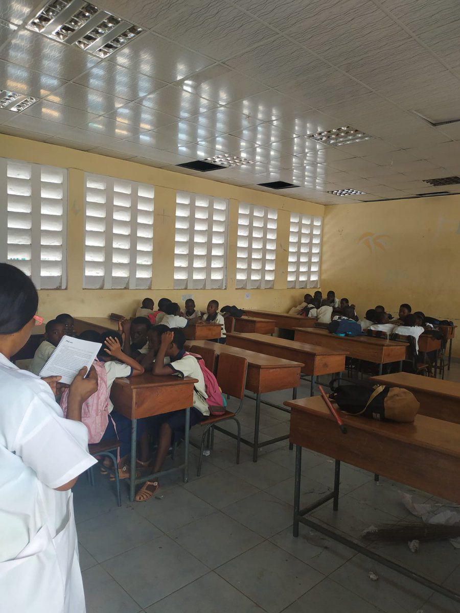 Locosporcultura's tweet photo. Taller de animación a la lectura con #Troki de @johnsonfumilayo en la escuela pública de #Basupu del Oeste. 
- Seguimos Sembrando Esperanza con #lectura #literatura #cuentos #leyendas #arte #cultura #locuras https://t.co/psbdVaPw5j