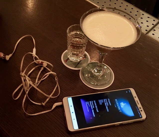 А не хлопнуть ли нам по рюмашке? За великих писателей? Сходили на новый спектакль Мобильного Художественного Театра "Покровка. До дна". Он же - бар-хоппинг, он же - плавный выход из праздников. digitalreporter.ru/news.php?id=933 #МХТ #мобильныйтеатр