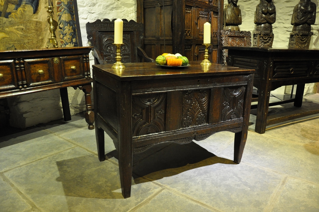 jackie_simonini's tweet image. A Rare Late Tudor English Oak #CounterTable. 
Dimensions:
Height: 27 inches (68.6 cms)
Width: 36 inches (91.4 cms)
Depth: 23 inches (58.4 cms)
Price-£9,850
bit.ly/2QEebfO
#antiquetable #oakfurniture #antique #furniture