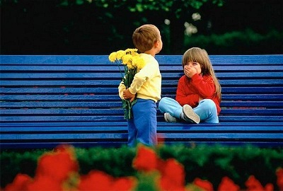 Мамы мальчиков хотела девочку. Мальчик дарит девочке цветы. Мальчик Дари девочке цветы. Маленький мальчик дарит цветы девочке. Любовь к ребенку.