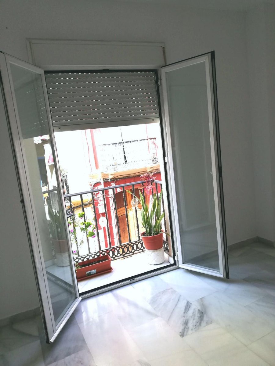 malagaCLAP's tweet photo. ESPECTACULAR piso en venta en calle mariblanca, en el centro histórico de #málaga. A 2 minutos del #teatro #cervantes y de la plaza de la merced. Con magnífico patio interior de 20 m2, dos balcones exteriores y cocina amueblada 280.000 EUROS.Precio a negociar fcanadaper@gmail.com https://t.co/44lnuZTwc9