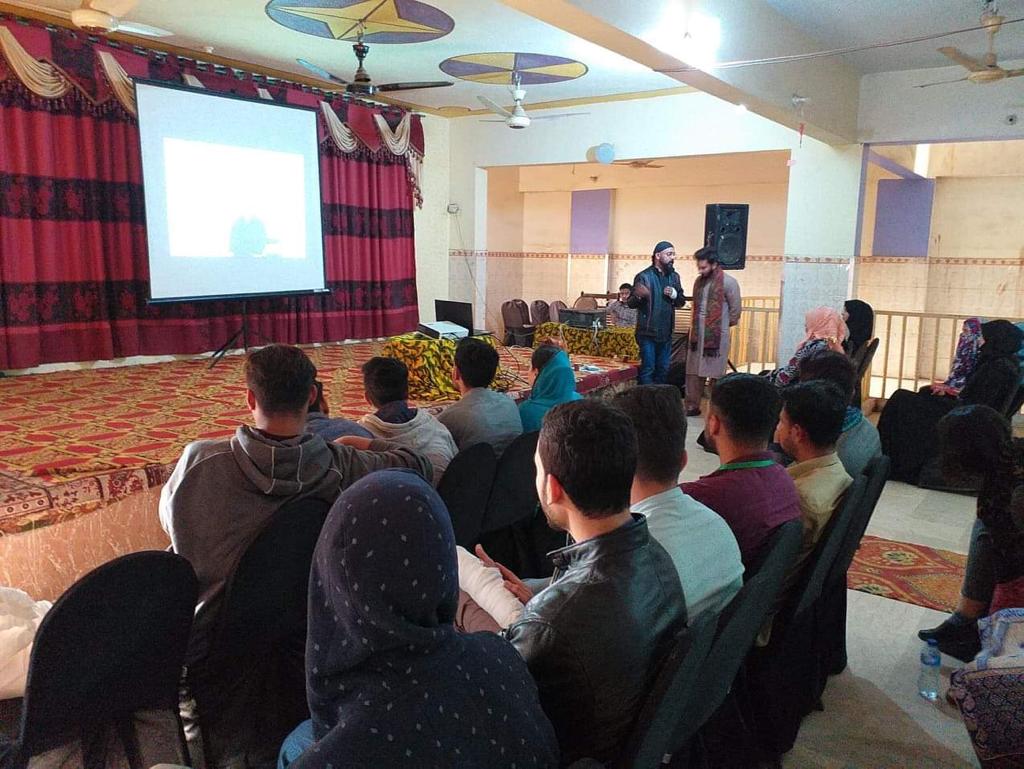 siecjp2019's tweet photo. Our Dialogue and discussion sessions are not to be missed. Here are our participants of Baghdadi and Nawabad with interesting stories of their neighbourhoods. 
#Karachi #citizenjournalism @iEARNPAK https://t.co/36AML0tO7D