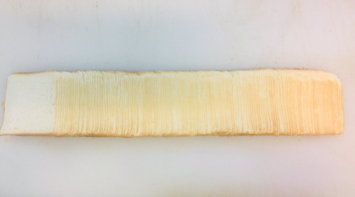 J_buriburi's tweet photo. 今年一発目の食パン薄切り

１４０枚！！！！！

自分でやってて意味がわからない
なんだこの枚数…

平均 0.86 cm (スッケスケ)
かかった時間 80分
気分 疲労困憊

それでもまだまだ薄切り欲は止まらない… https://t.co/Ipv2iPEx5S
