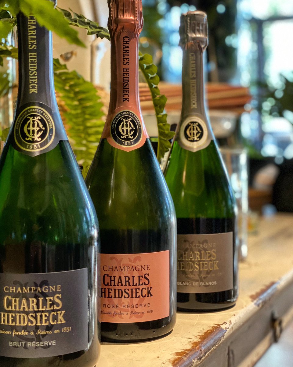 ChampanYVino's tweet photo. Viernes, Sábado Y Domingo... ya ha llegado el #FinDeSemana

¿Brindamos?
🖤🥂🎩 Salud!!!!

#champagne #Champan https://t.co/7ZWDdvKnoC