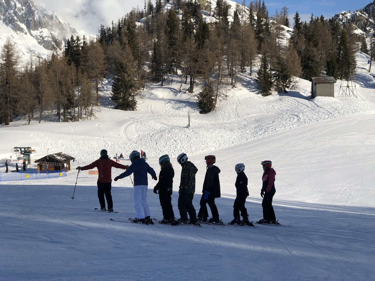 KpssSnow's tweet photo. Beautiful day to learn to ski! Tonight is presentation evening so pupils will be trying to impress their instructors to make sure they get the best level possible! https://t.co/PQO8PX51uR