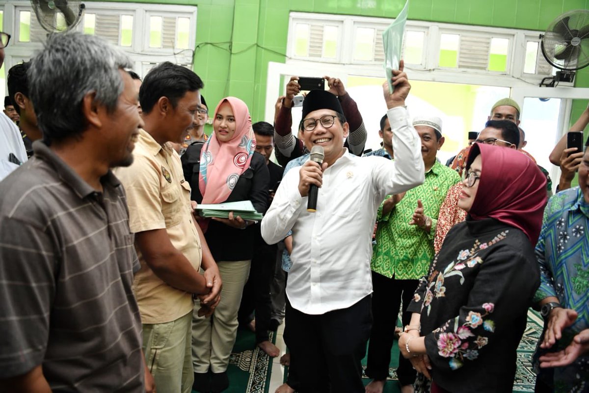 Berkunjung ke kawasan perkotaan baru Rasau Jaya Kab. Kubu Raya Kalbar. Alhamdulillah bisa menyampaikan bantuan dan sertifikat tanah amanah dari Bapak Presiden <a href="/jokowi/">Joko Widodo</a> untuk warga disana. Saya berharap, apa yang telah diberikan tidak dijual.