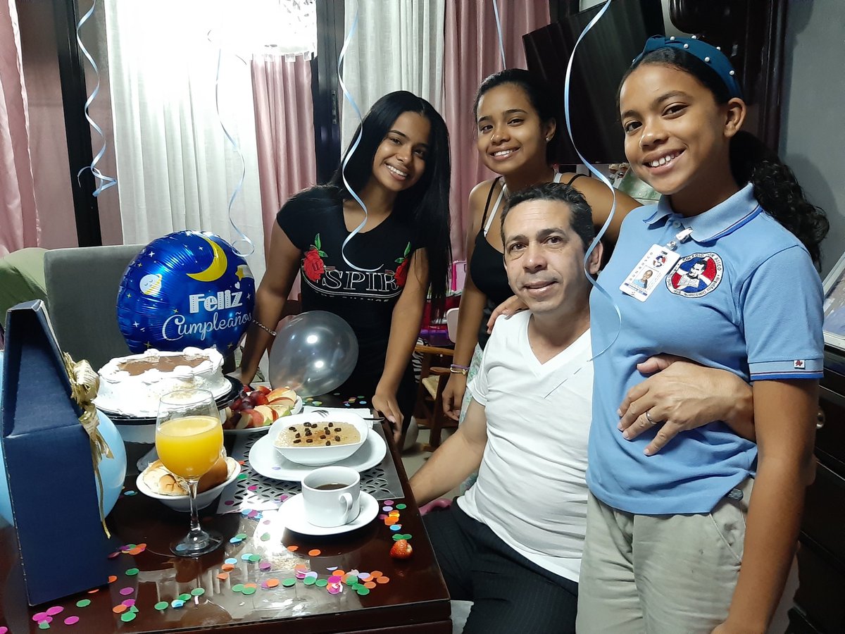 pesqueiradiego's tweet photo. Buenos días mi gente. Feliz viernes 10 de enero para todos y muy especial para mí, por cumplir un año más de vida. Así iniciamos. Gracias mis niñas y por su puesto a nuestra señora esposa, quien fungió de fotógrafa. https://t.co/enMZKFvoGU