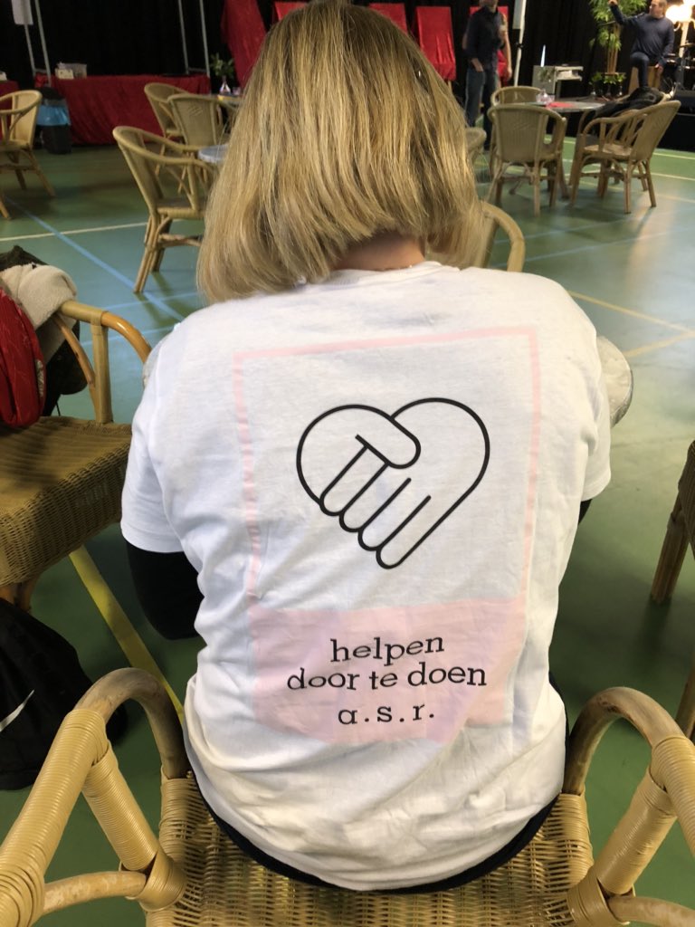 Mandy1603_asr's tweet photo. Samen met mijn lieve collega 
Barbara Vos(!) vanmiddag helpen bij de vossenjacht! 👍😃🦊

#asr #reinaerde #helpendoortedoen #jubileum #dennendal #50jaar https://t.co/zBSpG84iTo