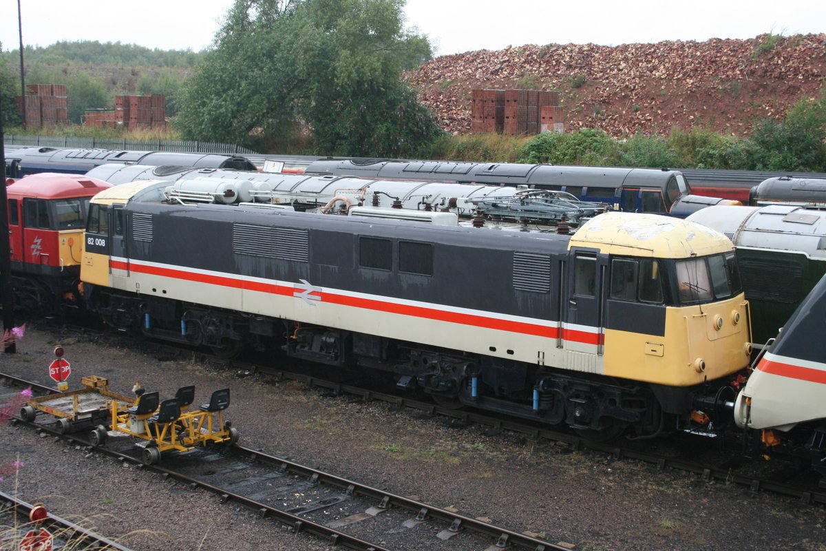 beeranddiesels's tweet image. The sole surviving Class 82, 82008 in Intercity colours seen here at Barrow Hill in August 2014. #Class82 #BarrowHill
