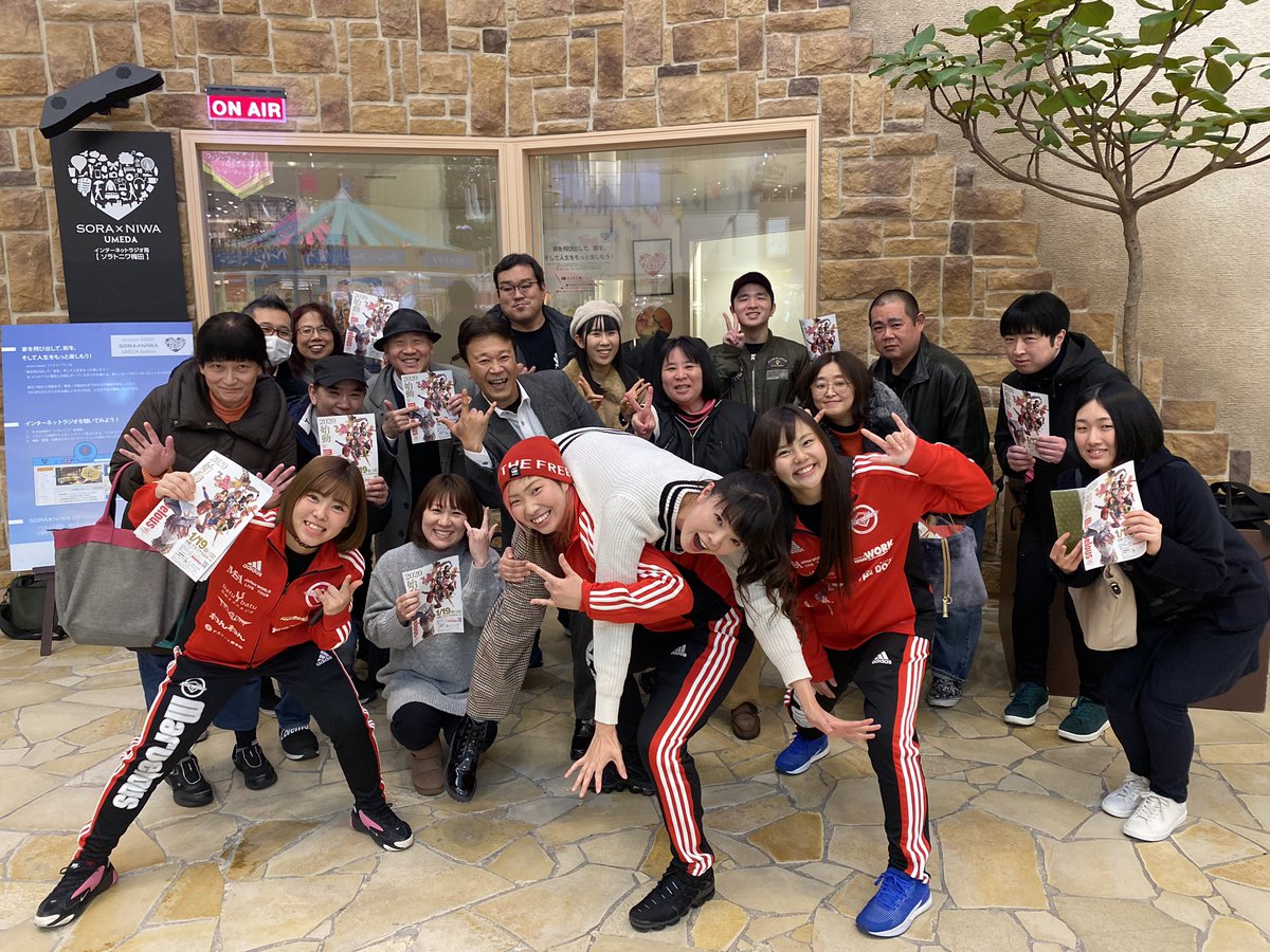 chamisubcul's tweet photo. 今年はじめの #サブカルってる に、ななななんと、マーベラスプロレスのみなさんが乱入！！「彩羽」繋がりで交流が始まった彩羽匠さんと桃野美桜さんと門倉凛さんが1/19のアゼリア大正ホールでの大会のお知らせもしてくれました⭐︎
嬉しすぎて小躍り&amp;パニクった♪これからまた沢山絡めるといいなぁ☆ https://t.co/LF2qWAxDc9