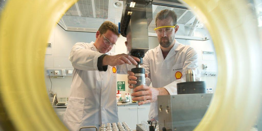 Shell_Nederland's tweet photo. Shell, Vitol Holding en @AholdDelhaize vormen de top drie van de Top 500 Bedrijven @ewmagazinenl. "Bedrijven zorgen voor banen en welvaart," schrijft Elsevier-redacteur @JorisHeijn. https://t.co/kAMMhWUAqz https://t.co/Ary49awnYe