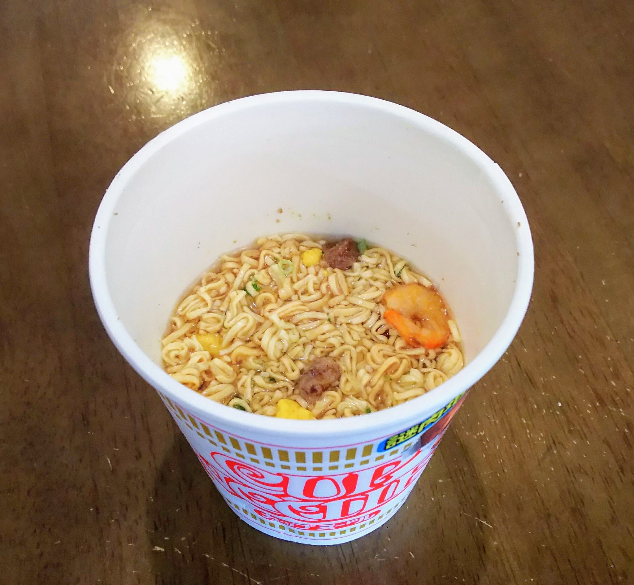 三日月 カップヌードル炒飯 を作ったら本当に美味しかった カップヌードルをジップロックに入れて細かく砕く カップに戻して水をひたひたにならるくらいまで入れる ご飯と玉子をある程度炒めた所で をフライパンに潜影蛇手w 水分が