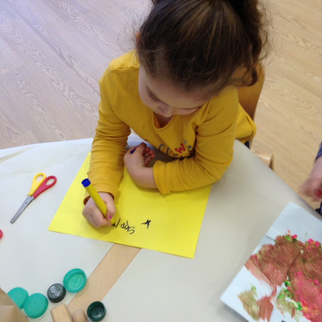 AshbridgeMaxy's tweet image. Preschoolers are planning , snipping, cutting, designing, tearing, ripping and creating. We are working on a project led by our interest and will continue and give life to our ideas on the way. #Tinyengineers #transport #atelier #busymakers @NDNAtalk #EYMatters #thinkers #makers