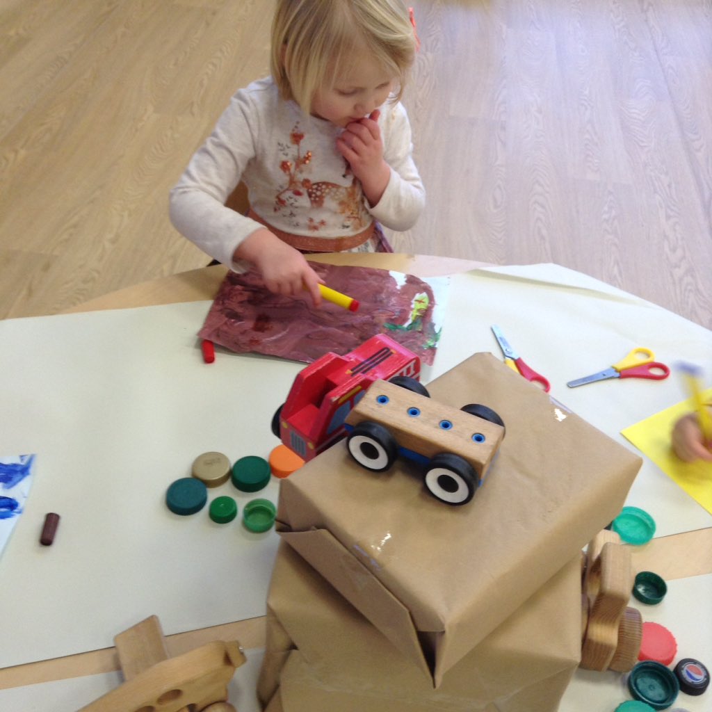 AshbridgeMaxy's tweet image. Preschoolers are planning , snipping, cutting, designing, tearing, ripping and creating. We are working on a project led by our interest and will continue and give life to our ideas on the way. #Tinyengineers #transport #atelier #busymakers @NDNAtalk #EYMatters #thinkers #makers