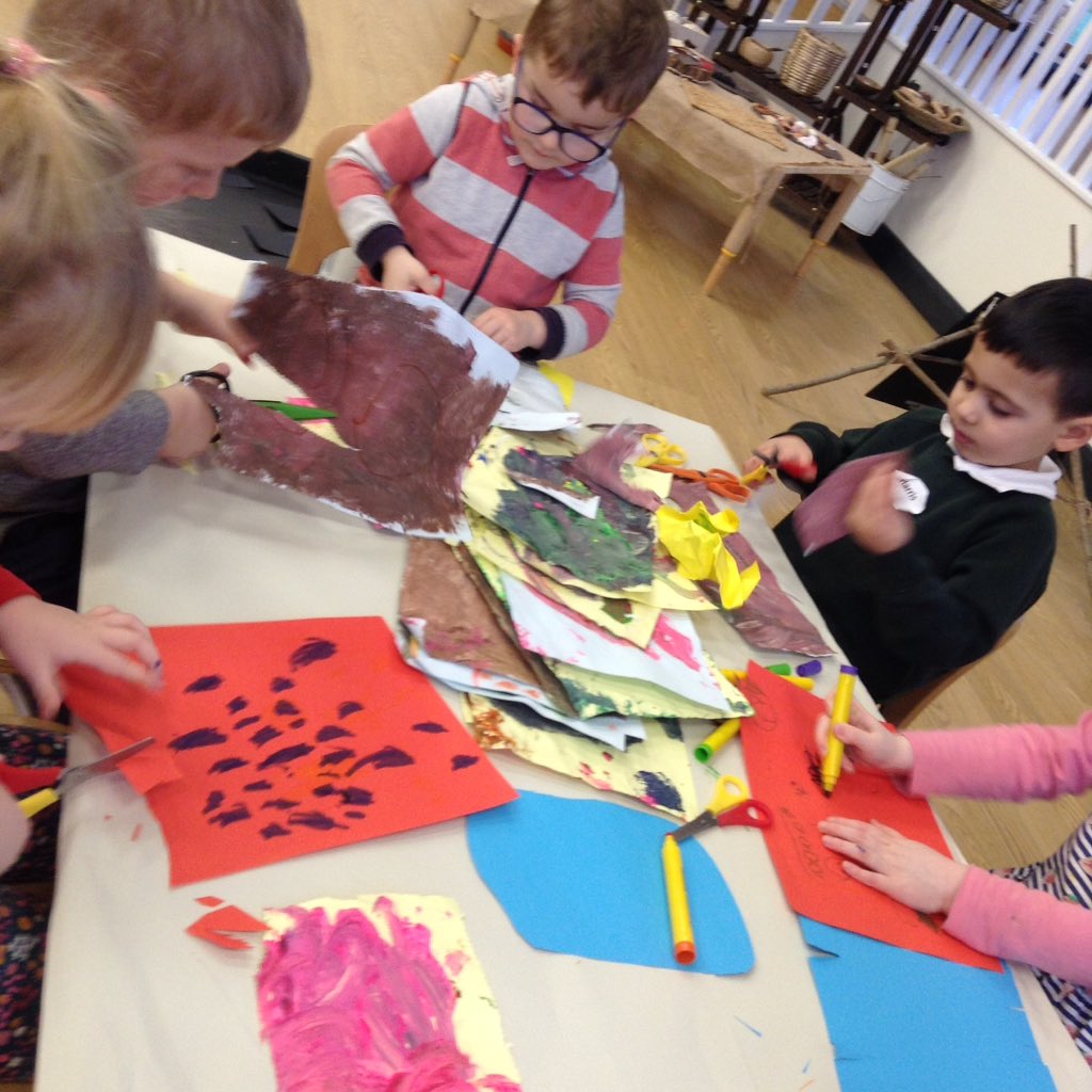 AshbridgeMaxy's tweet image. Preschoolers are planning , snipping, cutting, designing, tearing, ripping and creating. We are working on a project led by our interest and will continue and give life to our ideas on the way. #Tinyengineers #transport #atelier #busymakers @NDNAtalk #EYMatters #thinkers #makers