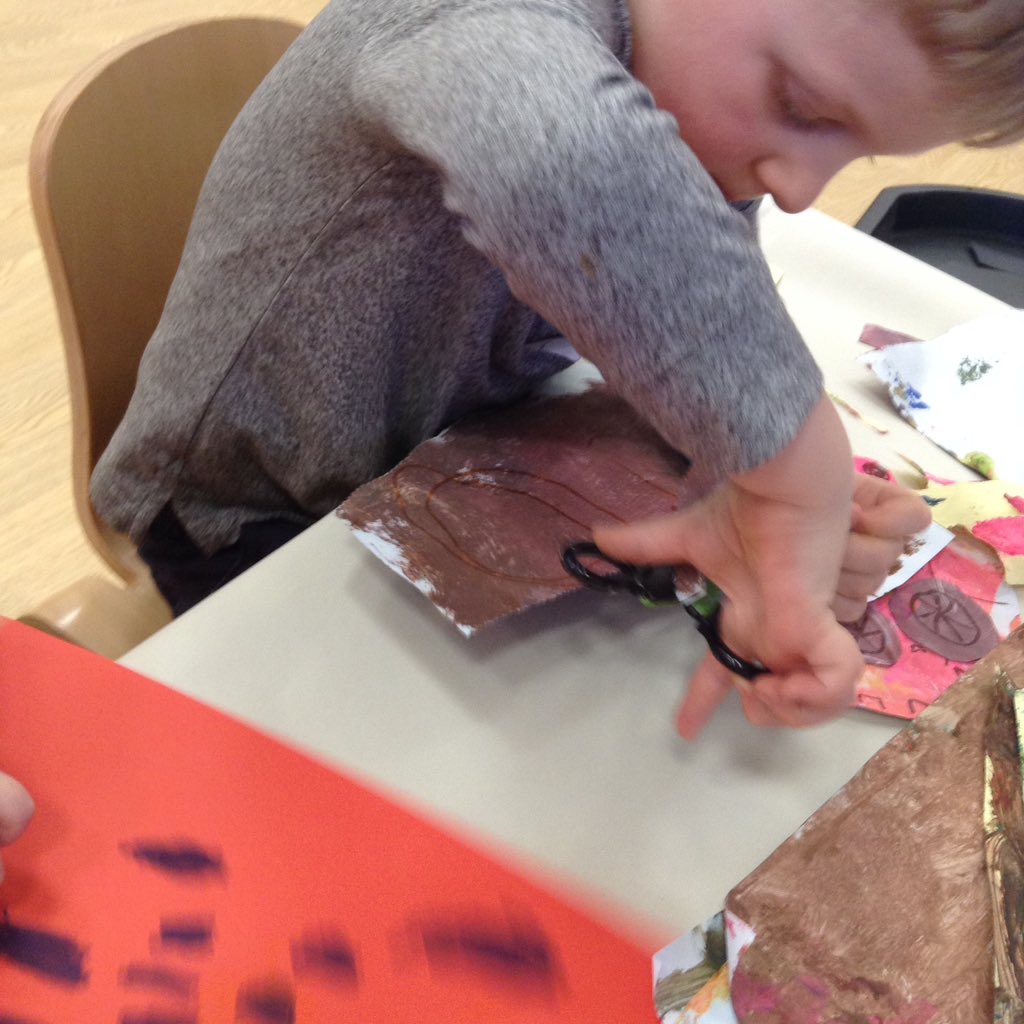 AshbridgeMaxy's tweet image. Preschoolers are planning , snipping, cutting, designing, tearing, ripping and creating. We are working on a project led by our interest and will continue and give life to our ideas on the way. #Tinyengineers #transport #atelier #busymakers @NDNAtalk #EYMatters #thinkers #makers